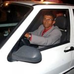 Motorista Leva Multa por Dirigir Carro sem Capacete Motorista Leva Multa por Dirigir Carro sem Capacete