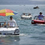Desfile de Carros Anfíbios na Suíça Desfile de Carros Anfíbios na Suíça
