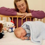 Britânica Trata Boneca como um Bebê de Verdade