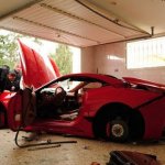 Tunisianos Depenam Ferrari de Parente do Ex-Presidente Tunisianos Depenam Ferrari de Parente do Ex-Presidente