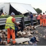 Caminhão que Transportava Dinheiro Bate e Espalha Euros pela Rua