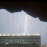 Estádio é Evacuado Devido a Relâmpagos e OVNIS Estádio é Evacuado Devido a Relâmpagos e OVNIS