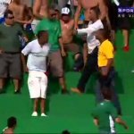 Torcedor Quase Perde Bermuda em Briga na Arquibancada