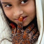O Ramadã e as Mãos Pintadas de Henna das Meninas O Ramadã e as Mãos Pintadas de Henna das Meninas