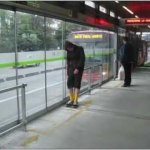 Dormindo em Pé na Estação de Ônibus
