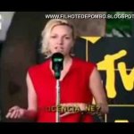 O que essa garota está dizendo? O que essa garota está dizendo?