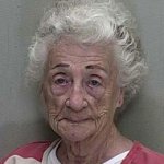 Idosa de 92 Anos Atira Contra Casa de Vizinho Porque Ele Não Quis Beijá-la Idosa de 92 Anos Atira Contra Casa de Vizinho Porque Ele Não Quis Beijá-la