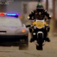 Triumph Speed ​​Triple vs Chevy Corvette Z06 Da Policia