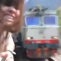 Jovem Escapa da Morte Por Muito Pouco em Brincadeira no Trem