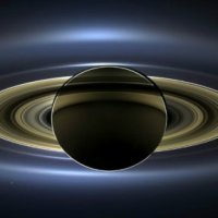 Nova Imagem da NASA Capta Saturno Sob Eclipse do Sol