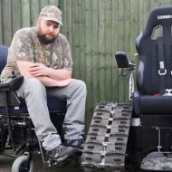 Homem é Proibido de Usar sua Cadeira de Rodas Porque Ela se Parece com um Tanque de Guerra