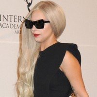 Lady Gaga Quase Mostra Partes Ãntimas no Emmy Awards