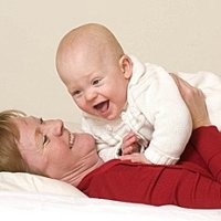 MÃ£e Faz CÃ³cegas no BebÃª Para MantÃª-lo Vivo