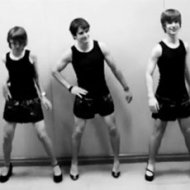 Três Jovens Dançando 'Single Ladies' Vestidos de Mulher