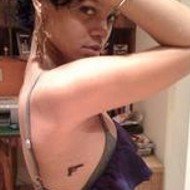 Fotos de Rihanna Mostram Tatuagem de um Revolver em Seu Corpo