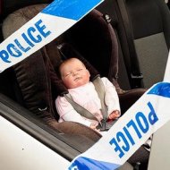 Policiais Destruíram a Janela de um Carro para Resgatar um Bebê de Brinquedo