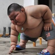 Criança Chinesa de 3 Anos Pesa Quase 60kg