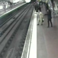 Homem Cai na Linha do Metrô e é Salvo por Policial