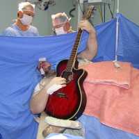 Músico Canta e Toca Beatles Durante Cirurgia Cerebral