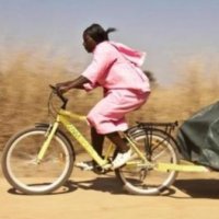O Milagre das Bicicletas que Viram Ambulâncias em Uganda