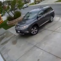 Homem Batendo o Carro Duas Vezes na Garagem