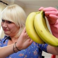 Garota Sofre de Fobia de Banana