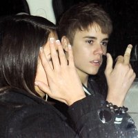 Justin Bieber e Selena Gomez Saem Cambaleantes de Bar
