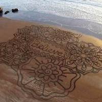 Americano Faz Sucesso com Desenhos Feitos em Praia