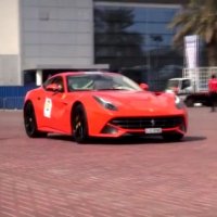 Fantástica Parada de Carros em Dubai