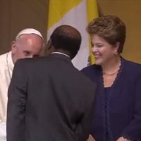 Joaquim Barbosa Cumprimenta o Papa e Ignora Dilma