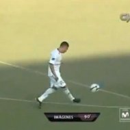 Jogador Peruano Perde um Gol Incrível