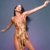 Aos 69, Cher Mostra que Seus Looks Continuam Atuais
