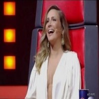 Claudia Leite Rouba Cena no The Voice com Decote Sensual