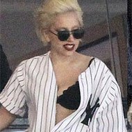 Lady Gaga Aparece Só de Lingerie em Jogo de Beisebol