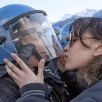 Beijar Policial é Vandalismo na Itália