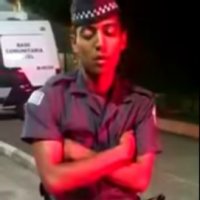 Policial em Serviço é Flagrado Dormindo em Pé