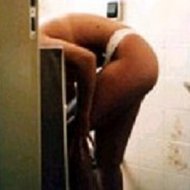 Mulher Descobre Que Está Sendo Filmada em Banheiro de Farmácia