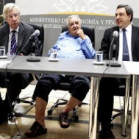 Mujica, Coerente, Usa Sandálias Durante Cerimônia