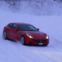Uma Ferrari Voando Na Neve