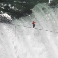 Equilibrista Atravessa Cataratas do NiÃ¡gara em Cabo de AÃ§o