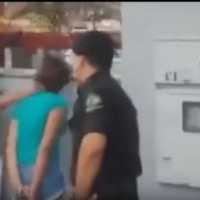 Mulher Grita na Cara de Policial e Recebe um Corretivo