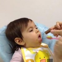 Pai Engana a Filha com Chocolate Para Ela Comer Papinha