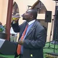 Pastor Convence FiÃ©is a Comerem Grama e Beber Gasolina