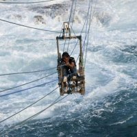 Pescador ConstrÃ³i 'TelefÃ©rico' Para Pegar Lagostas na IndonÃ©sia