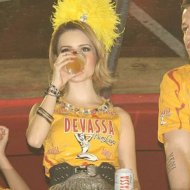 Sandy Flagrada Bebendo Cerveja no Carnaval