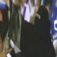 Mulher Saudita Flagrada em Estádio de Futebol Causa Revolta no País