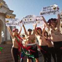 Ativistas Ucranianas de Topless Querem Vir ao Brasil