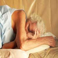 Dormir de Lado Pode Reduzir o Risco de Alzheimer e Parkinson, Diz Estudo