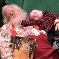 BebÃª Dorme Enquanto Estava na Fila do Papai Noel e Foto Bomba na Internet