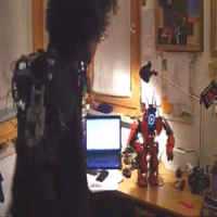 Jovem Cria Exoesqueleto Lego que Controla Robôs